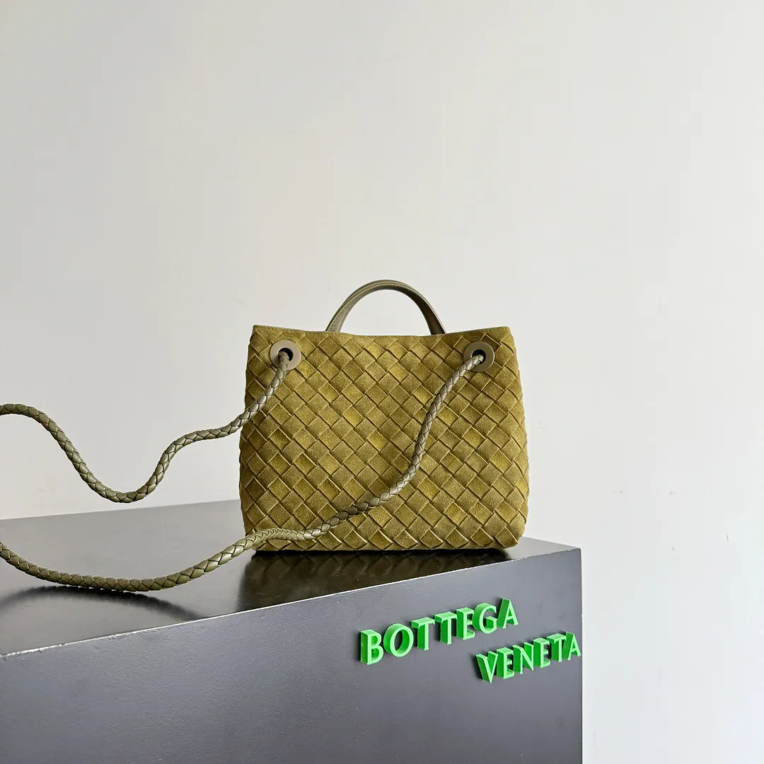 The new Andiamo batch of 3060 BV is shipped‼ ️The classic intercciato weaving process is used to create a soft bag, the metal knot is made of micro-cast aluminum using jewelry technology🪢, and the decorative beads are made of metal and hand-polished oak, allowing you to jump repeatedly between elegance and fun💃, making it unpredictable. Classic and versatile, it shows off your temperament, and the bag has a large capacity, making it very convenient for daily commuting! It has a variety of carrying methods, the shoulder straps can be adjusted by yourself, the original lambskin feels soft and delicate, and the unisex style breaks gender boundaries and brings a more practical and long-lasting use experience. The Andiamo, which has both elegant and casual styles, perfectly interprets the "fashionable old money style". Style number: 743568+wood hardware Color: suede olive oil green Size: 25*22*10.5cm